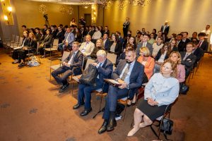 Uczestnicy finału globalnego CFA Institute Research Challenge 2024 w Warszawie, siedzący na sali konferencyjnej podczas prezentacji.